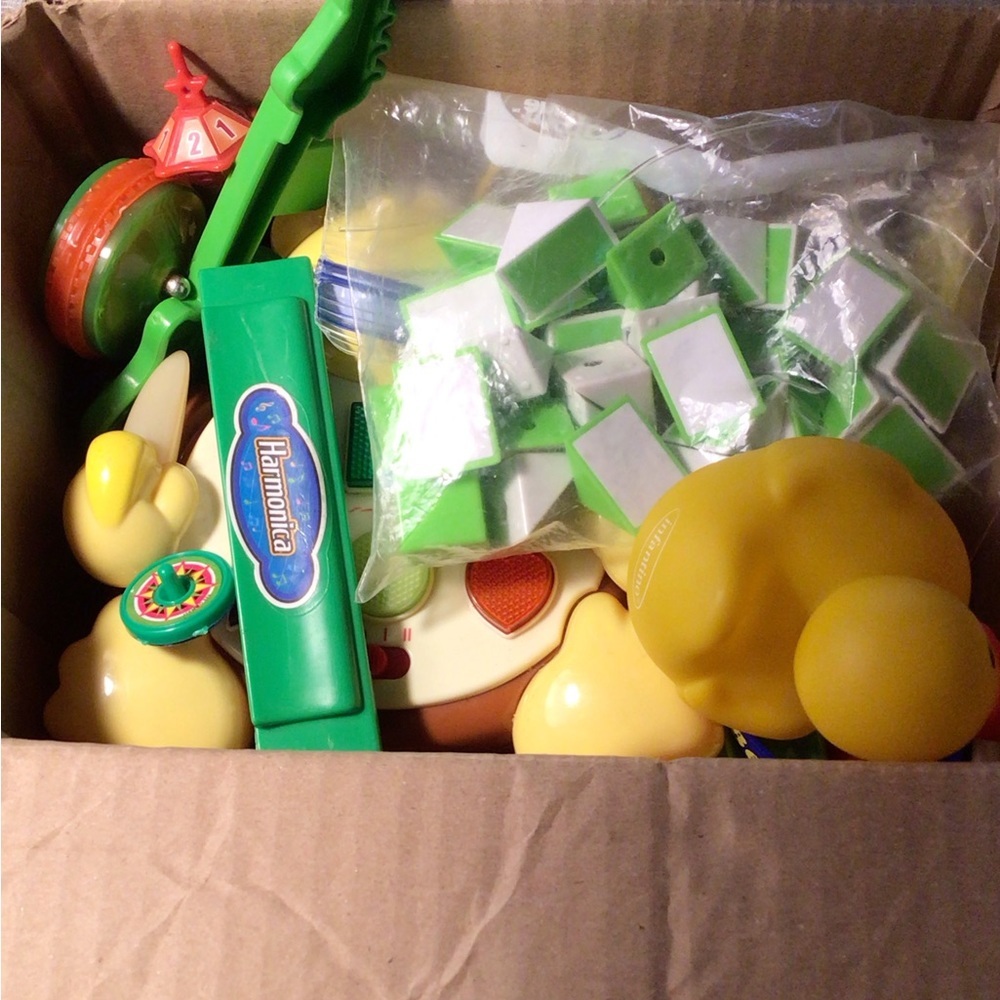 LOT OF RANDOM TOYS - Picture 9 of 9